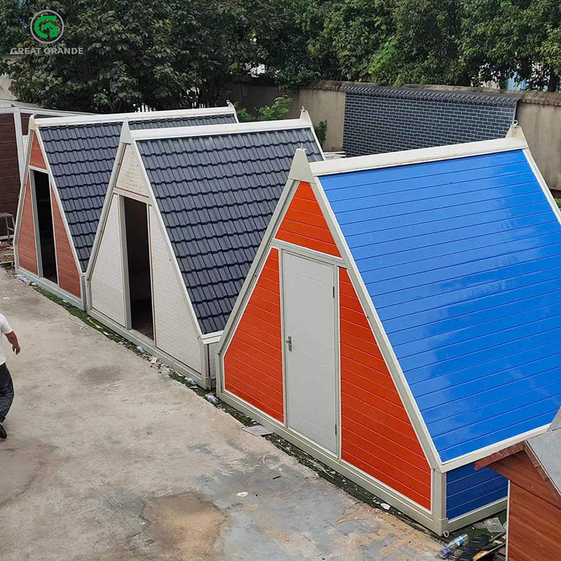 Nhà container có thể gập lại hình tam giác bằng thép mạ kẽm cho bảng điều khiển bánh sandwich di động cắm trại ngoài trời